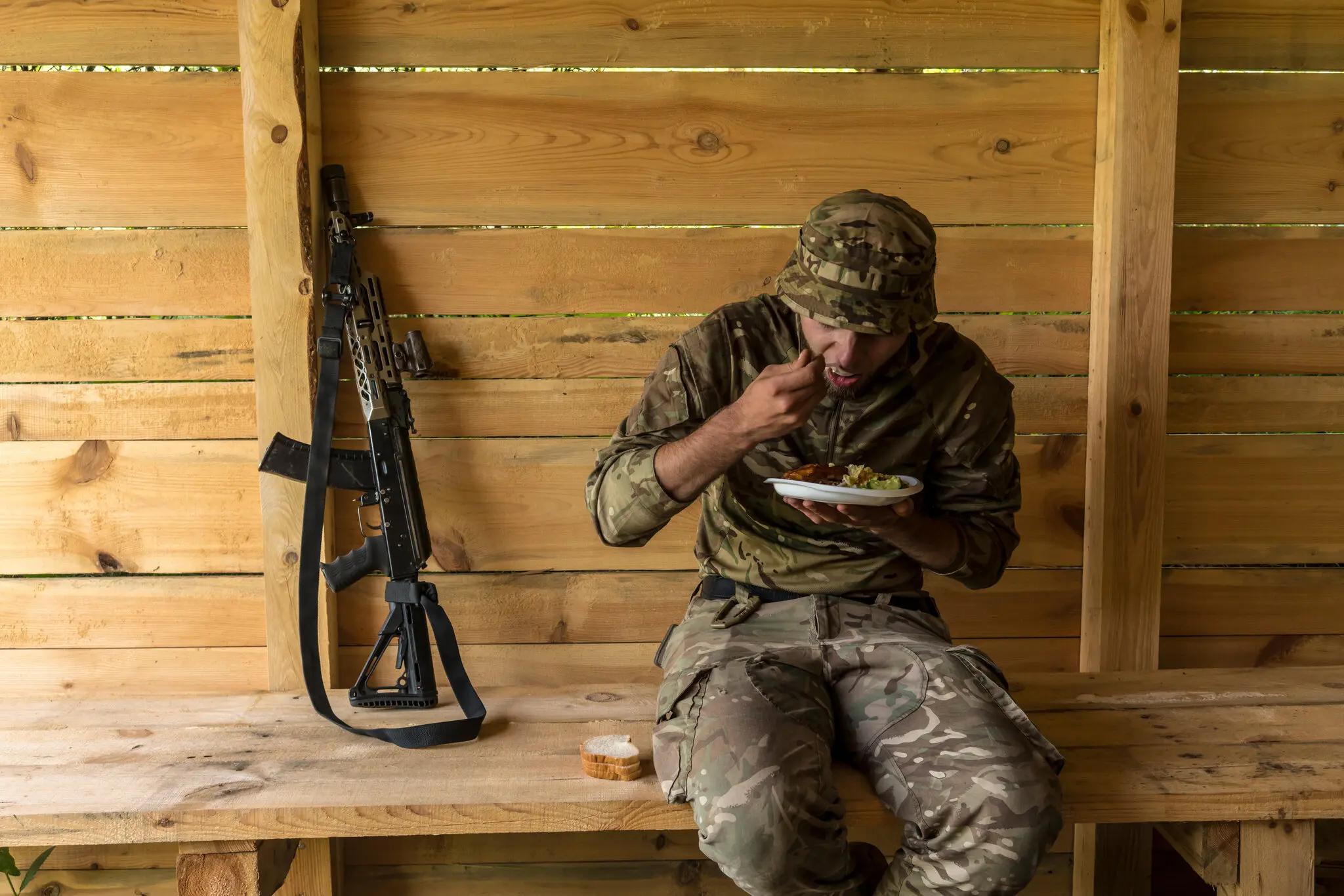 23-річний рядовий Євгеній насолоджується їжею, приготованою рядовим Бреусом та його командою.